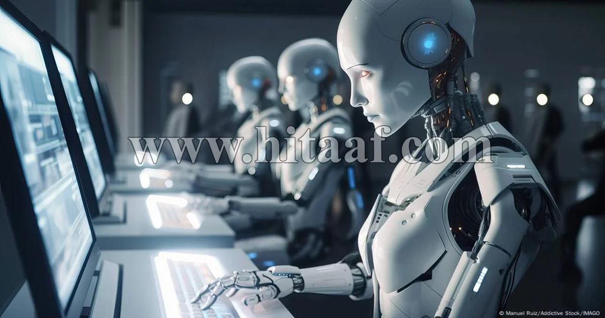 الذكاء الاصطناعي، روبوت ذكي يعمل بجوار إنسان داخل بيئة رقمية مستقبلية