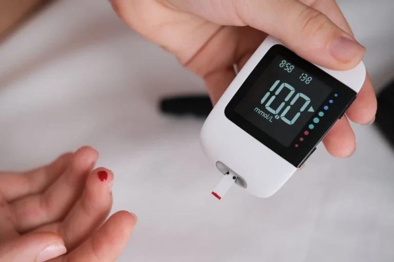 الأجهزة الطبية المشمولة في الضمان الصحي تُصرف وفق ضوابط محددة تضمن العدالة والكفاءة التشغيلية خلال مدة وثيقة التأمين