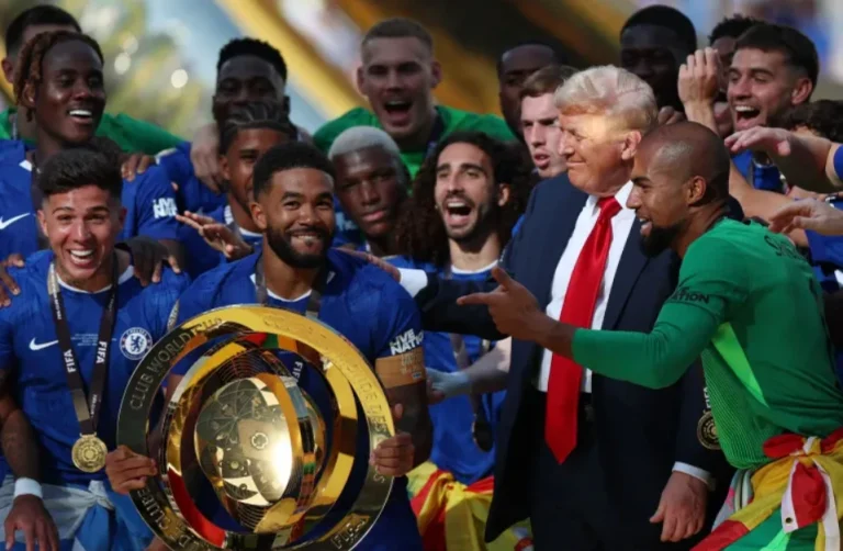 موقف ترامب الكوميدي بعد فوز تشيلسي في نهائي كأس العالم للأندية 2025 على باريس سان جيرمان يثير التفاعل الجماهيري والإعلامي.